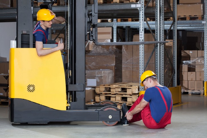 Le conducteur professionnel de camion de manutention avec casque de  protection jaune effectue un contrôle technique du véhicule par mesure de  sécurité avant le prochain trajet. photo – Camionneur Photo sur Unsplash